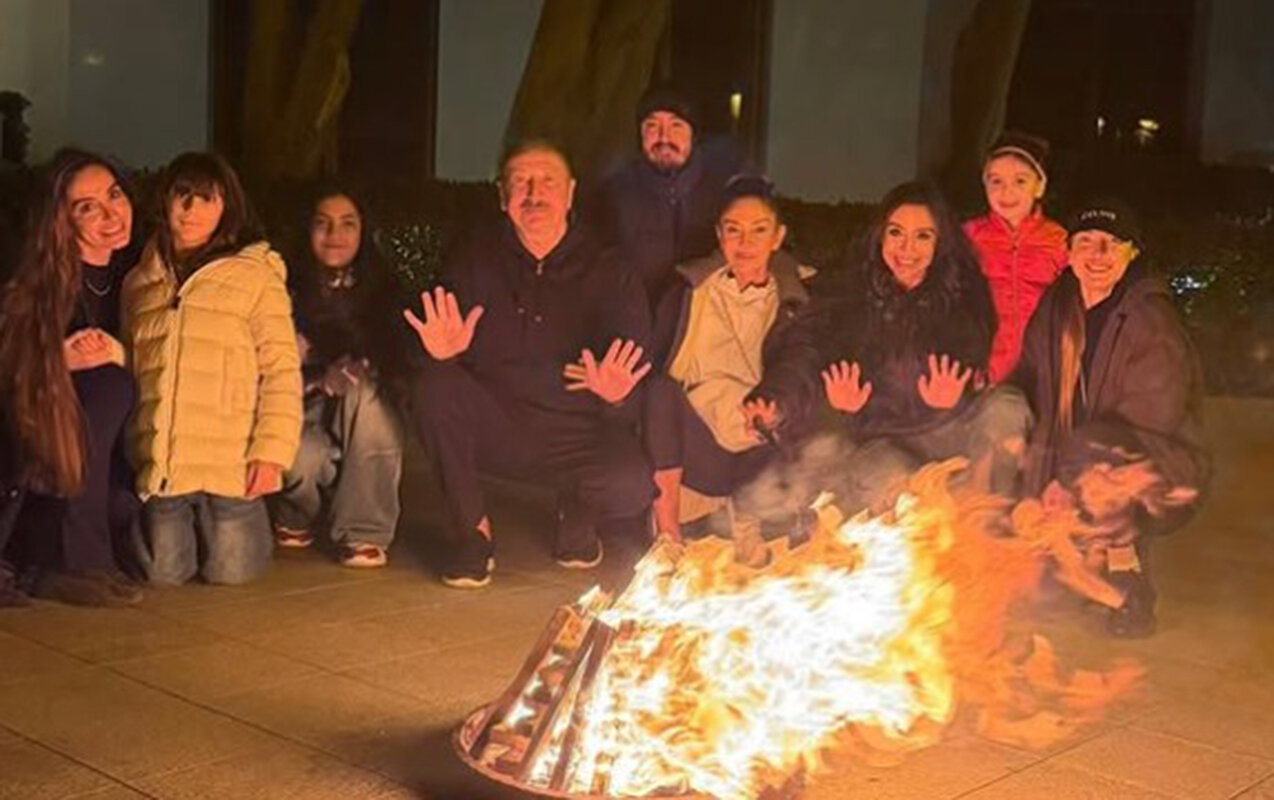 Prezident ailəsi ilə tonqal ətrafında - Foto