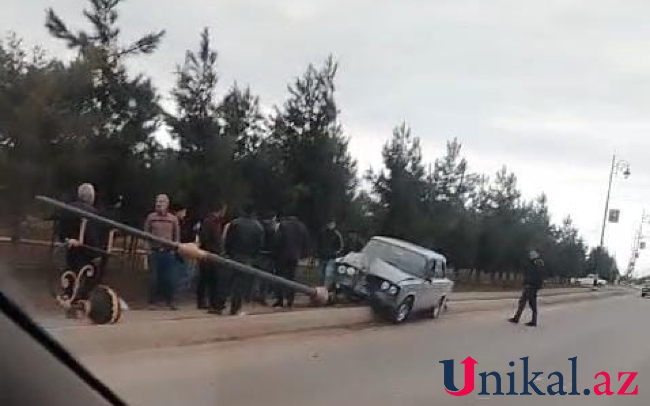 Cəlilabadda avtomobil işıq dirəyinə çırpıldı