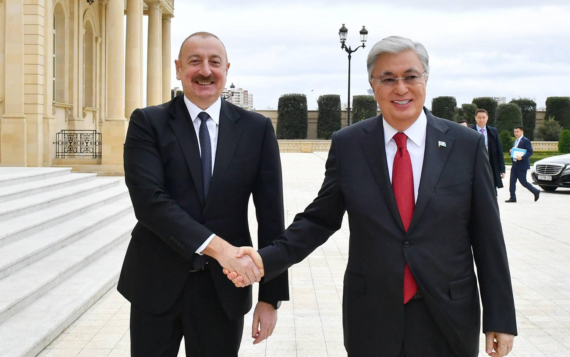 İlham Əliyev Tokayevi təbrik etdi