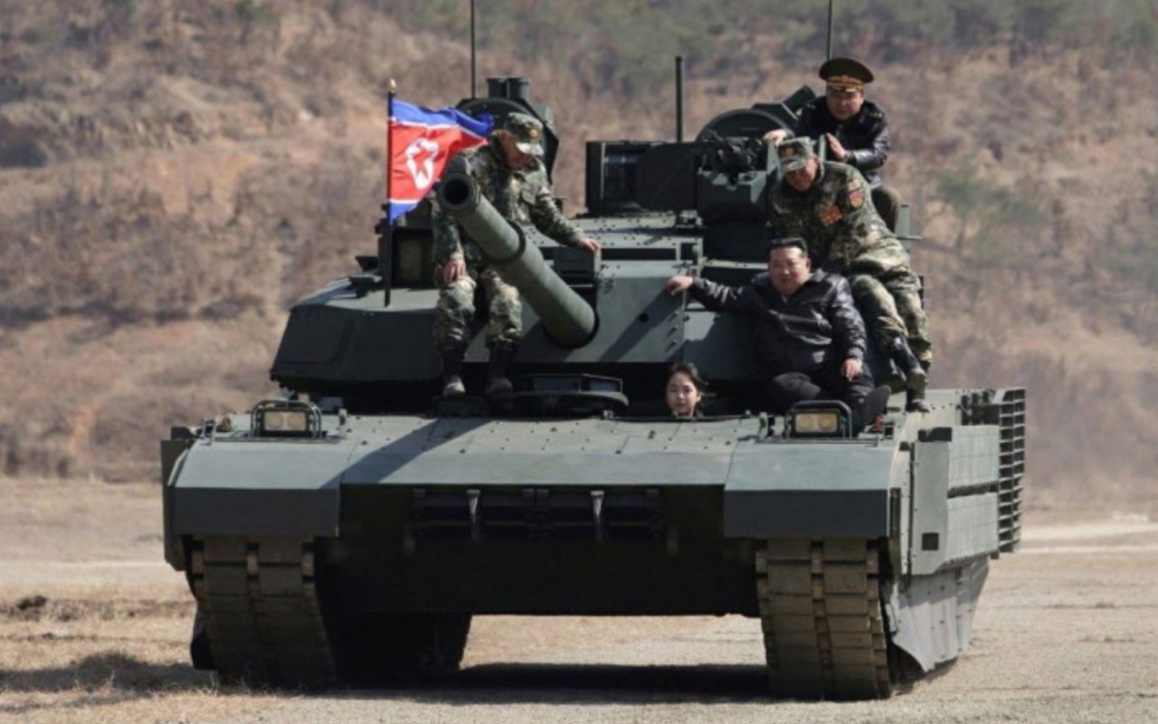 Kim Çen In bu dəfə tanka mindi