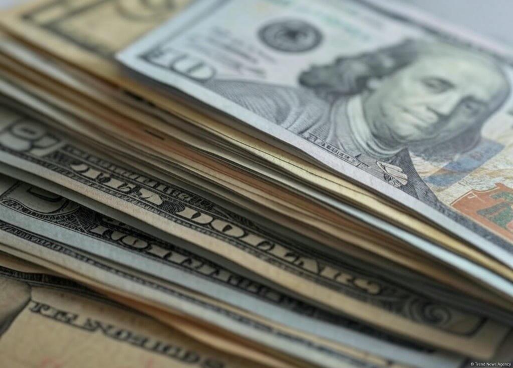 7 yaşlı qız 88 min dolları pəncərədən atdı