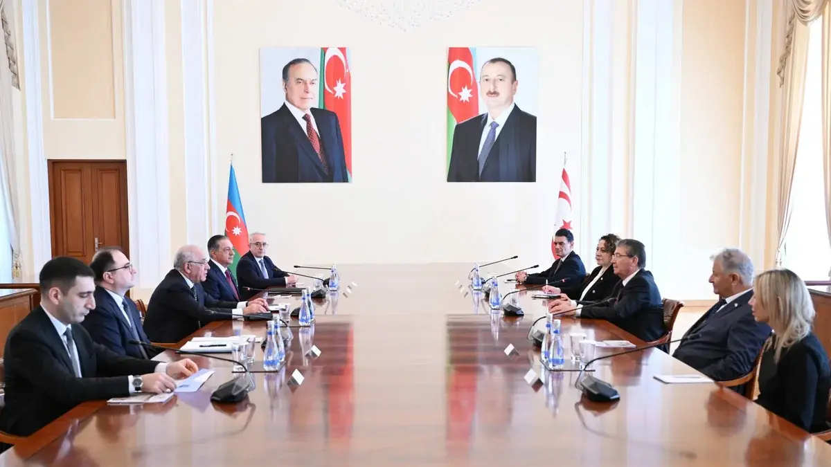 Əli Əsədov Şimali Kiprin Baş naziri ilə görüşüb