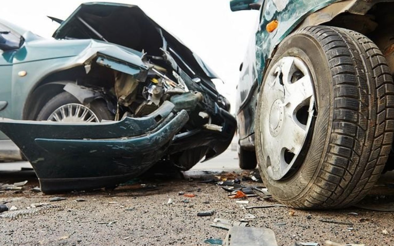 Goranboyda "Mercedes" yük maşını ilə toqquşdu - Sürücü yaralandı