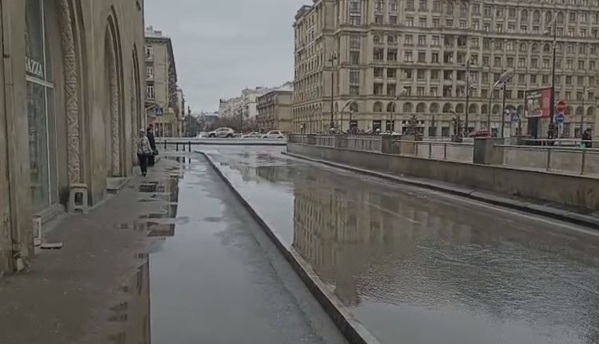 Heydər Əliyev prospektində yolların kənarına yığılmış yağış suları kənarlaşdırılıb