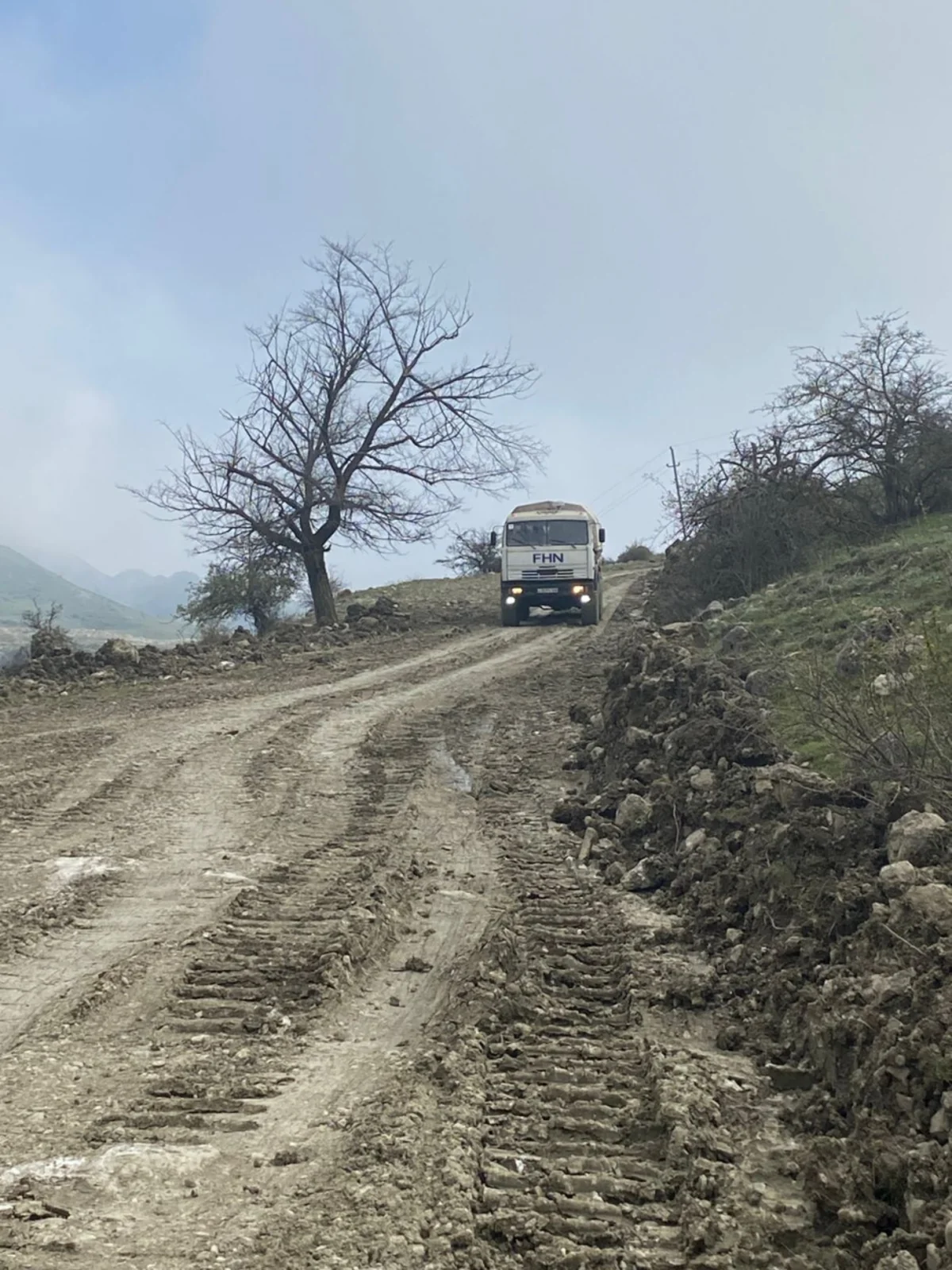 Qubanın Qonaqkəndində torpaq sürüşməsi olub, rayonla kəndləri birləşdirən yol sıradan çıxıb