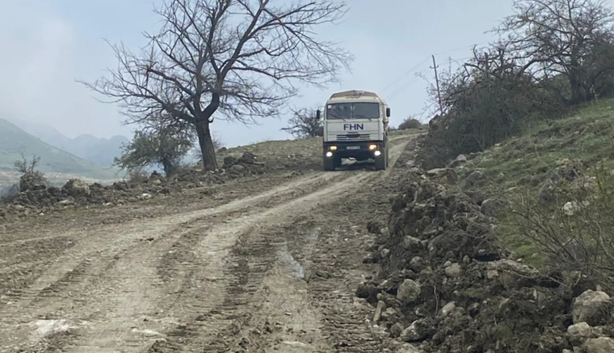 Qubada torpaq sürüşməsi olub, rayonla kəndləri birləşdirən yol sıradan çıxıb