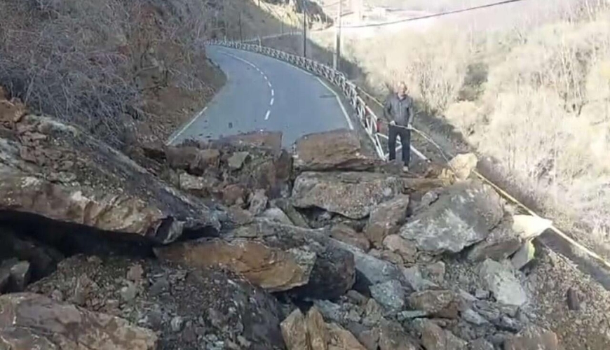 Bu yolda qaya uçqunu OLDU: Hərəkət dayandı