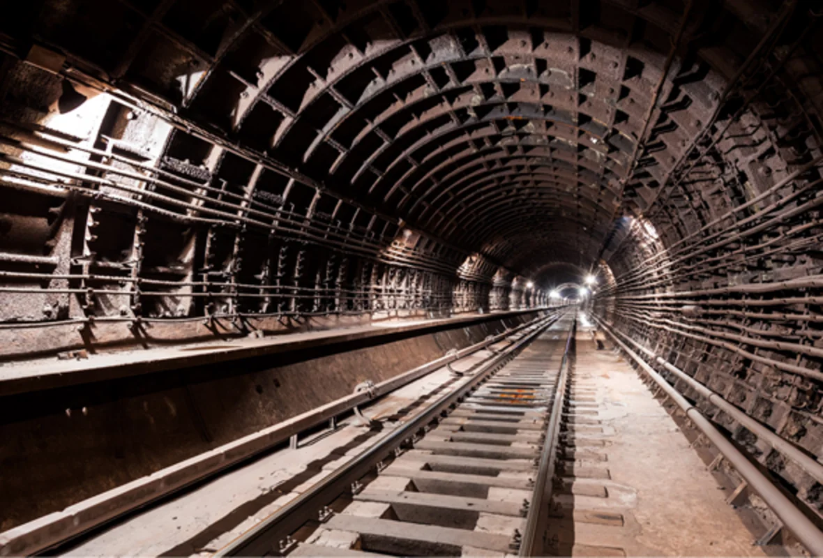 Metro tunelində qalan sərnişinlər evakuasiya olunub - RƏSMİ
