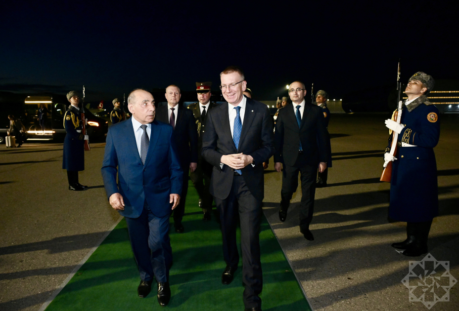 Latviya Prezidenti Azərbaycana rəsmi səfərə gəldi