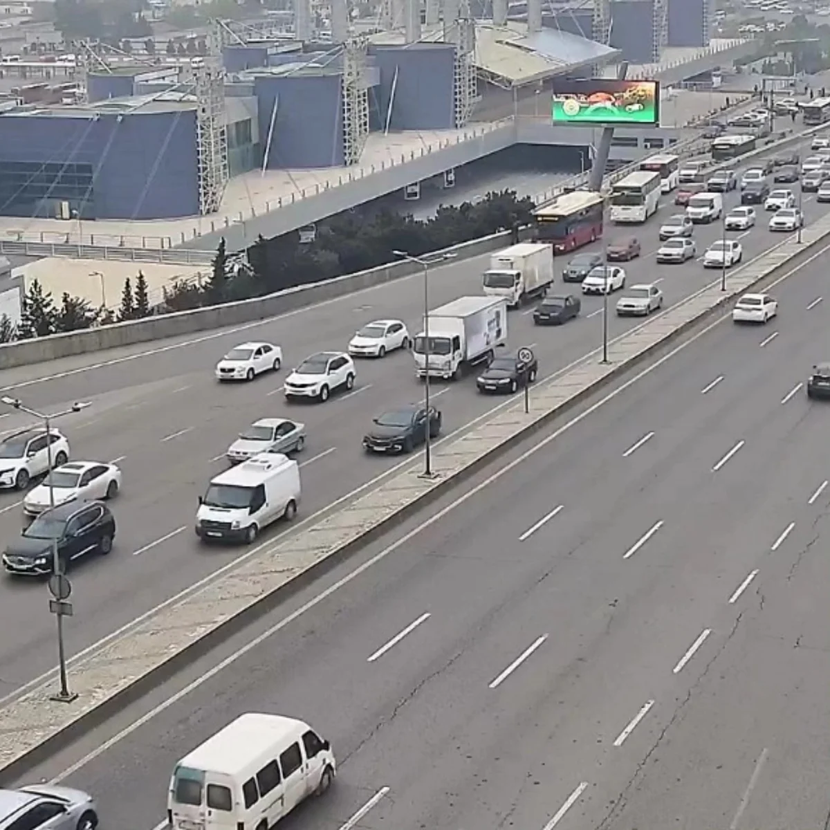 Bakının bir sıra yollarında tıxac yaranıb