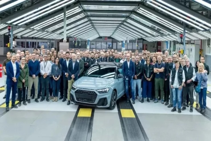 Audi 2 məşhur modelin istehsalını dayandırdı