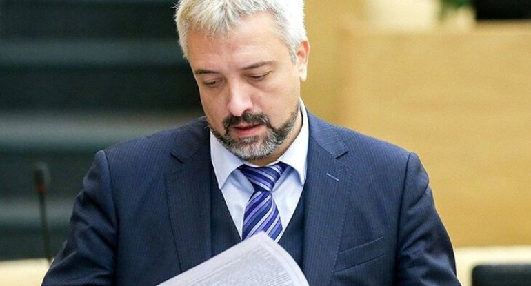 Azərbaycan jurnalistlərini məhkəmə ilə hədələyən Primakov niyə işini itirdi?