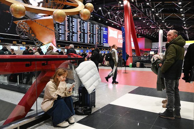 Sərnişinlər ac-susuz qalıblar, yerdə yatırlar: Rusiya aeroportlarında nə baş verir?