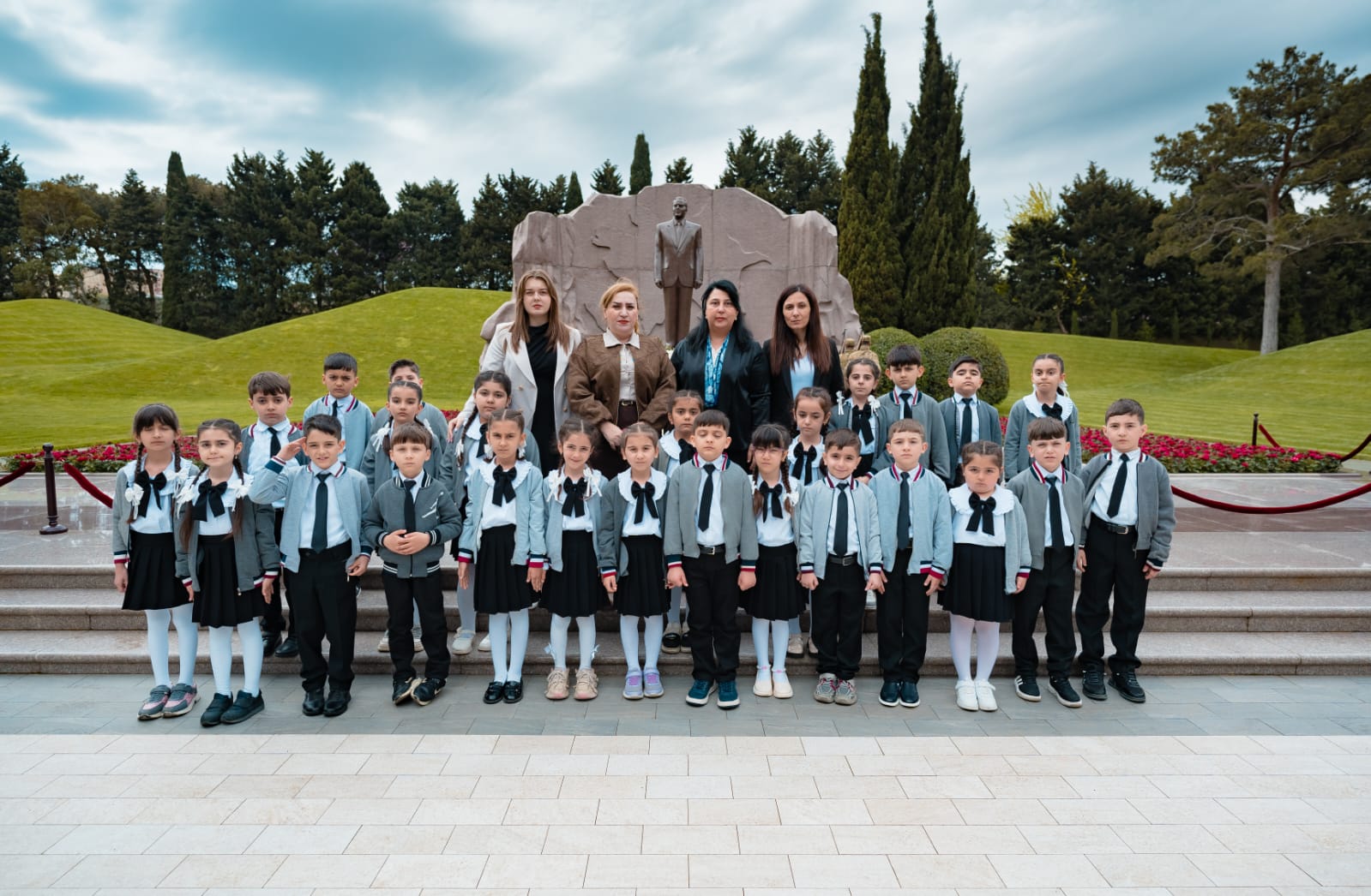 172 nömrəli məktəbdə Heydər Əliyevin xatirəsi anılıb — Fəxri Xiyabana ziyarət təşkil olunub