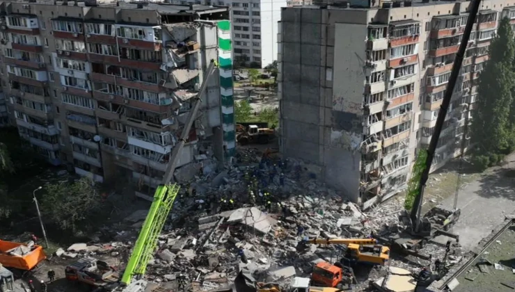 Kiyevdə dağıntılar altından 24 nəfərin meyiti çıxarılıb