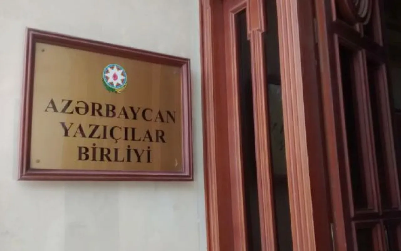 Yazıçılar Birliyinə qəbul dayandırıldı