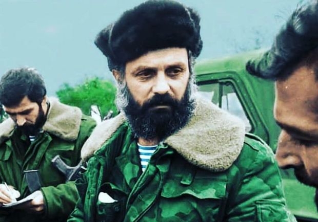 Milli Qəhrəmanın ailəsi büstünü istəyir