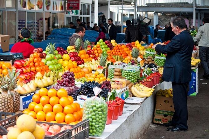 Bazarlarda meyvə və tərəvəz ucuzlaşdı: qutusu 1 manat