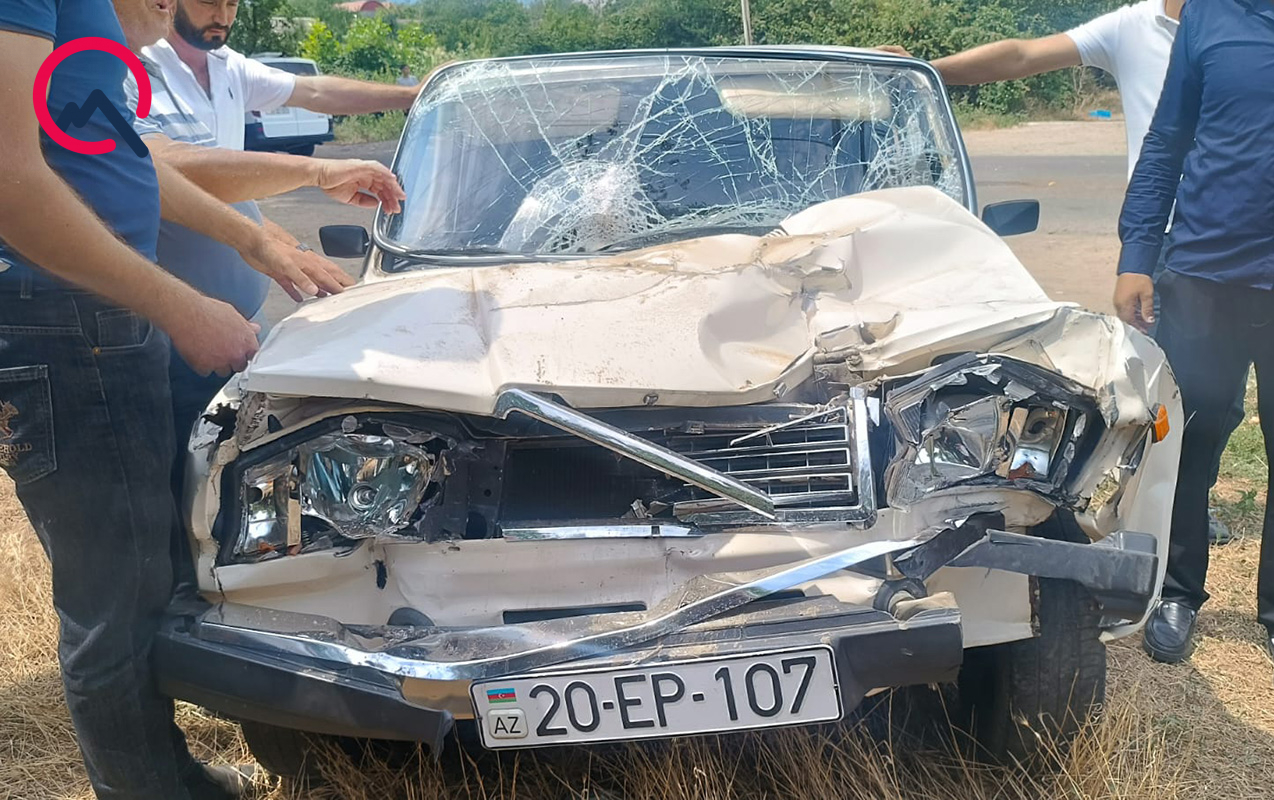“VAZ” yük maşını ilə toqquşdu - Sürücünün vəziyyəti ağırdır