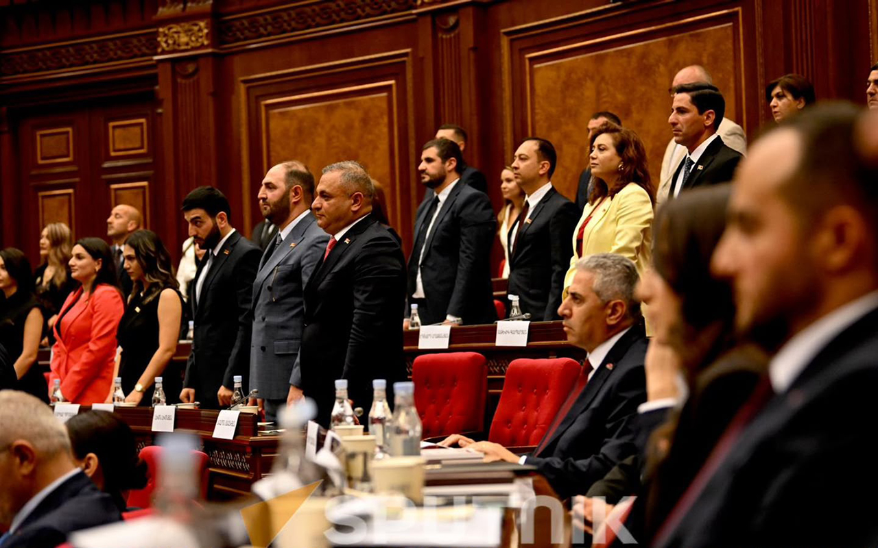 Ermənistan parlamentində gərgin anlar - And içmədilər