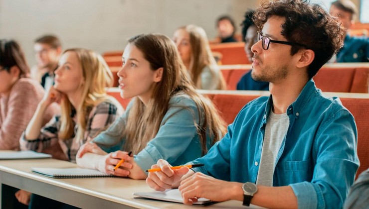 Onlar universitetə imtahansız qəbul edilir - Rusiyada tələbələrin sayı 1,5 dəfə artıb