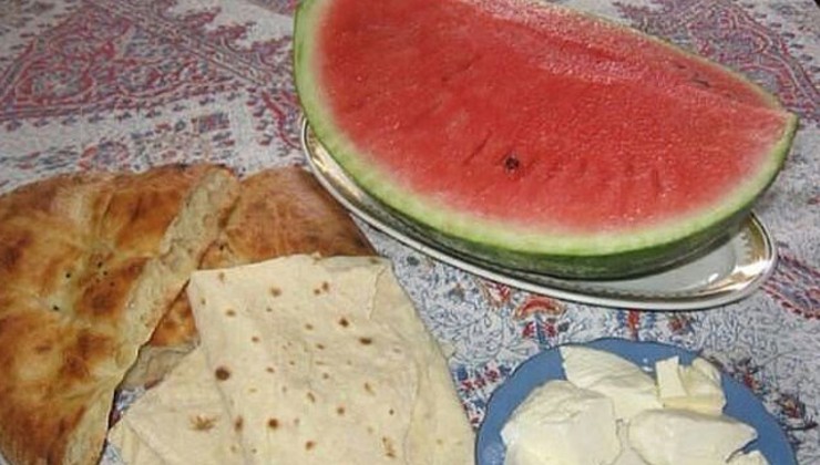 Qarpızı çörək və pendirlə yemək zərərlidirmi? - Qida eksperti AÇIQLADI