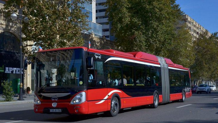 Azyaşlının ayağı avtobusun qapısında qaldı – “BakuBus” sürücünü cəzalandıracaq - (Foto)