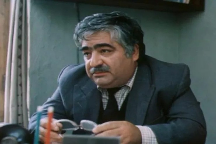 Bir şilləyə görə küsdü, boşandığı qadınla eyni evdə yaşadı