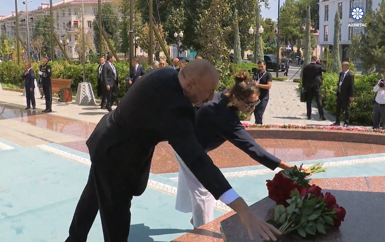 Prezidentlə xanımı Ümummilli Liderin barelyefi önünə gül dəstələri qoydular - Video