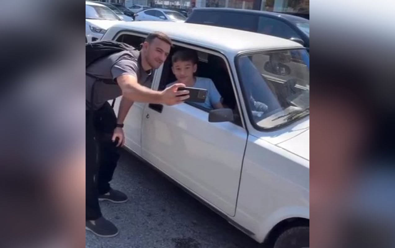 Qara Qarayev tıxacda qalan uşaqla selfi çəkdi - Video