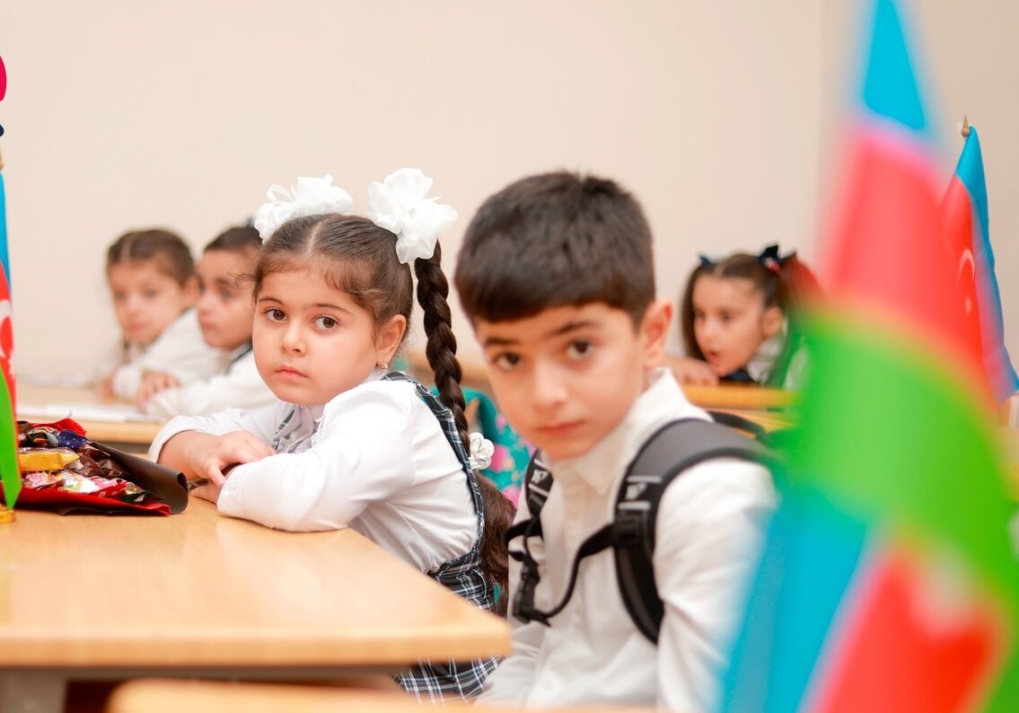 Məktəb çantaları niyə bu qədər ağırdır? – Uşaqların çiynindəki yükə diqqət
