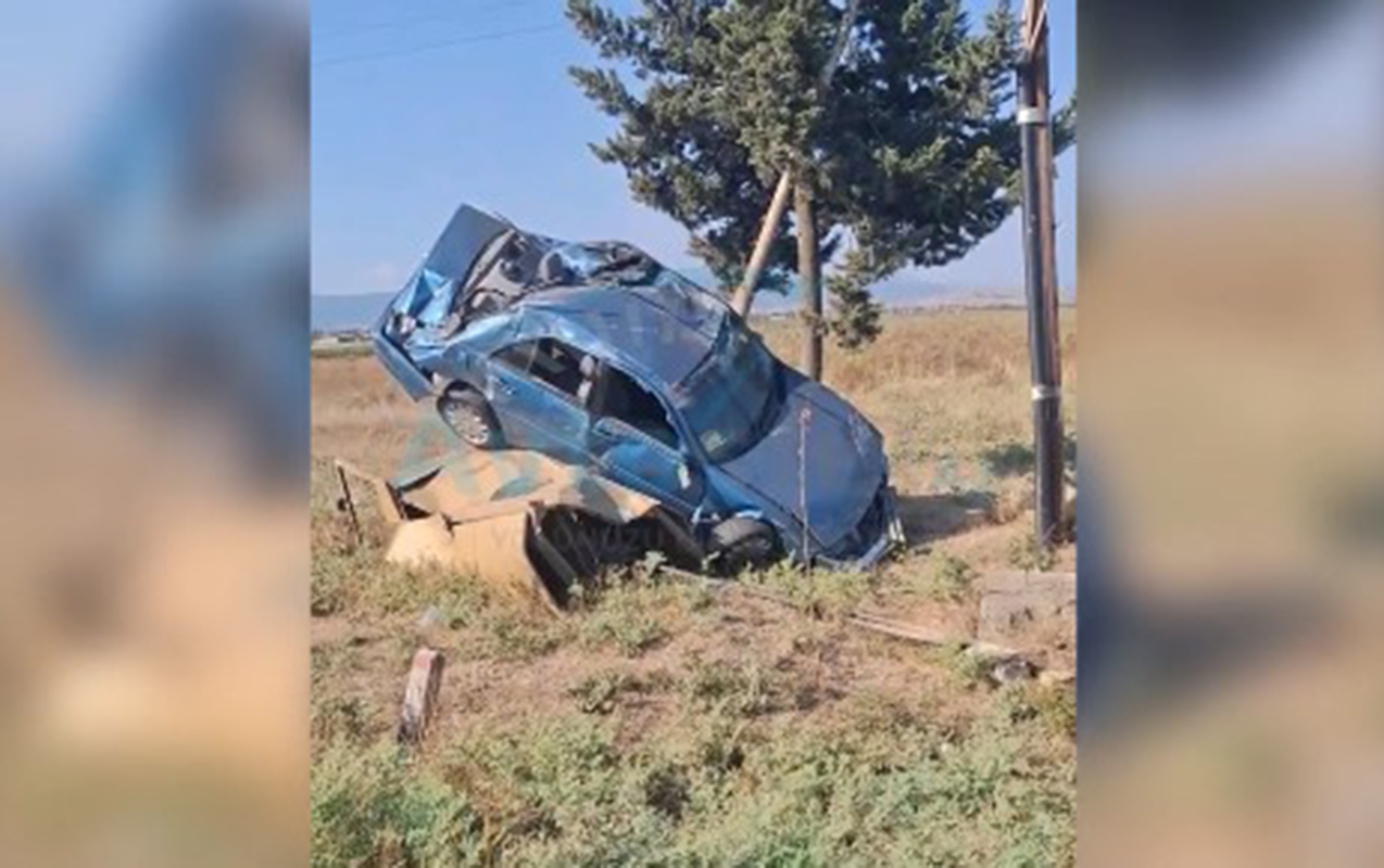 Ağır qəzadan xəsarət almadan qurtuldular - Foto