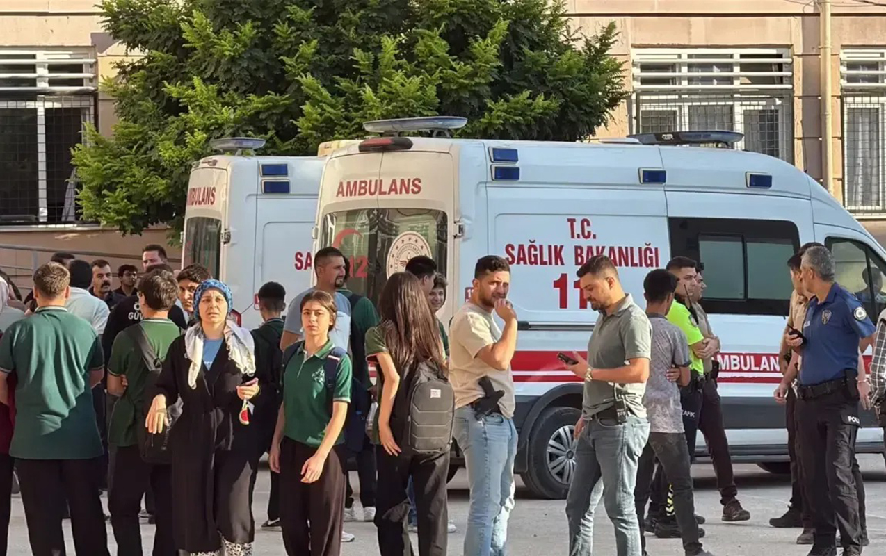 Türkiyədə liseyin qarşısında silahlı hücum, 1 ölü, 8 yaralı - Video - Yenilənib