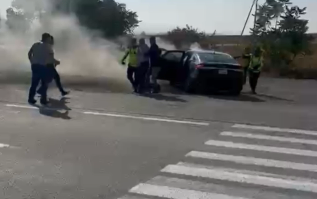 Yanan maşındakı ata-oğulu son anda xilas etdilər - Video