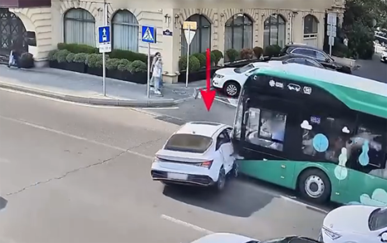 Minik maşınlarının avtobuslara çırpıldığı qəzalardan görüntülər - Video