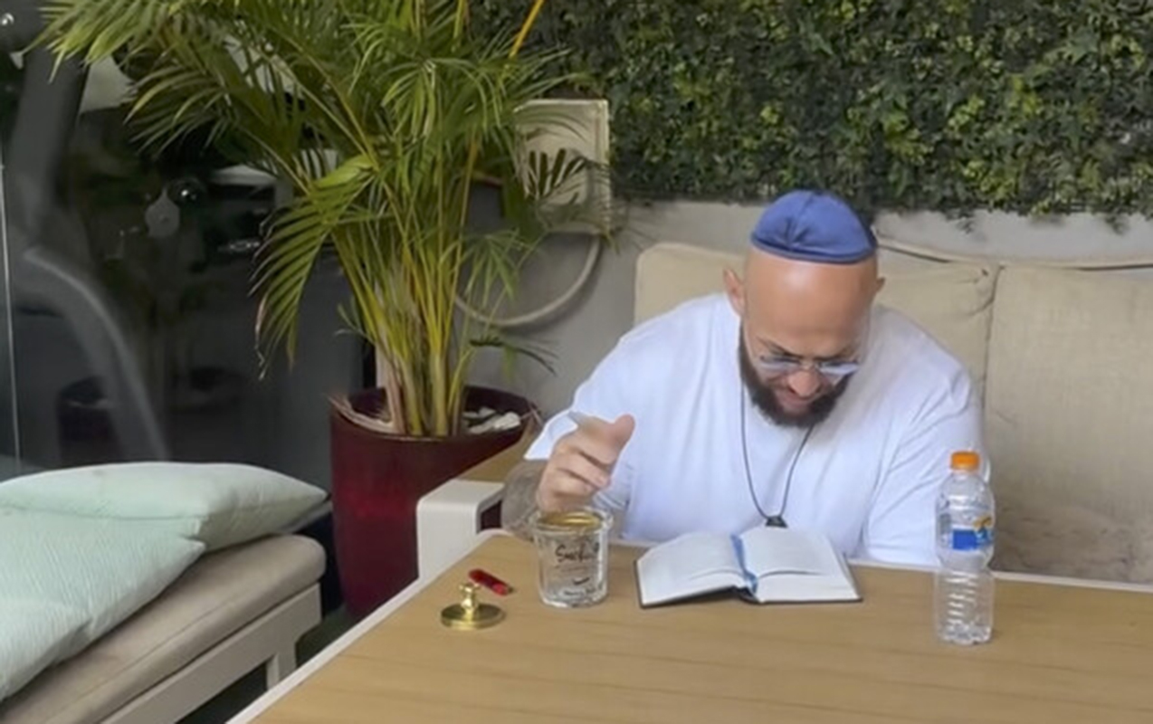 Məşhur reper işçilərini girov götürüb onlara atəş açdı - Video