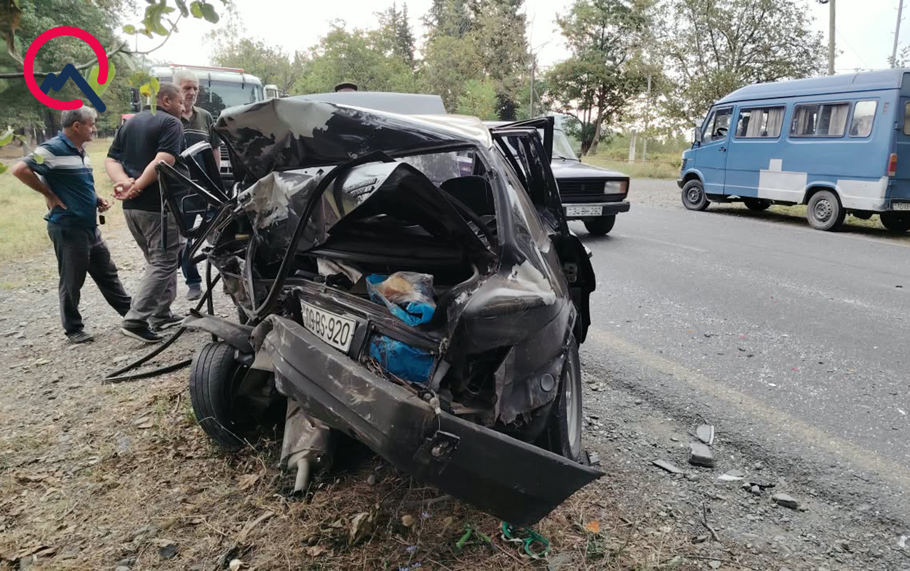 Mikroavtobusla minik maşını toqquşdu, 5 yaralı