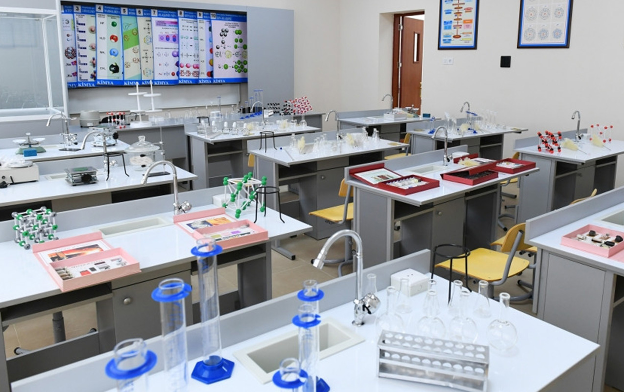 Məktəbdə gözünə kimyəvi məhlul düşən şagirdin vəziyyəti açıqlandı - Yenilənib