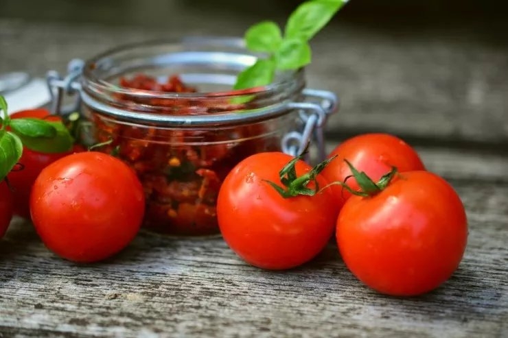 Pomidordakı bu “gizli” maddə qaraciyəri qoruya bilər 
