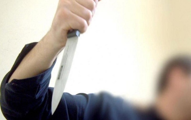 29 yaşlı gənc boğazından bıçaqlandı - Şübhəli atasıdır