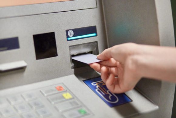Bankomatdan pul çıxarmaq istəyən qadını aldatdı - 4 ilə yaxın həbs cəzası aldı