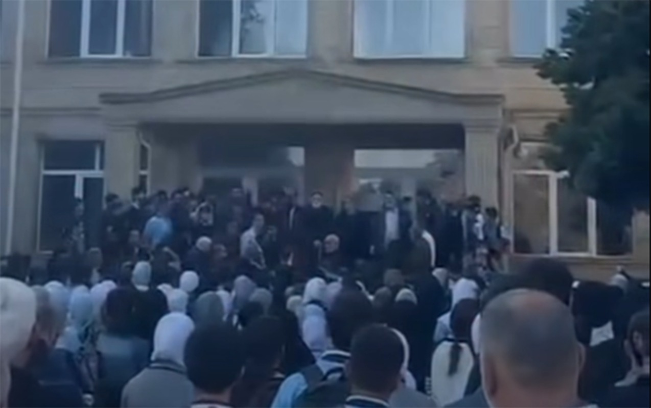 Məktəbin qabağında dini şüarlar səsləndirdilər - Video