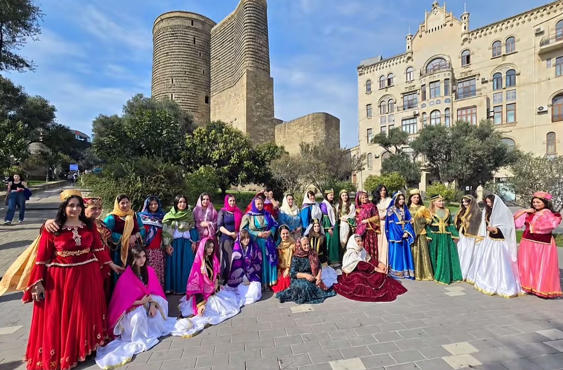 Bakının mərkəzində kəlağayılı xanımlar yürüş keçirdilər