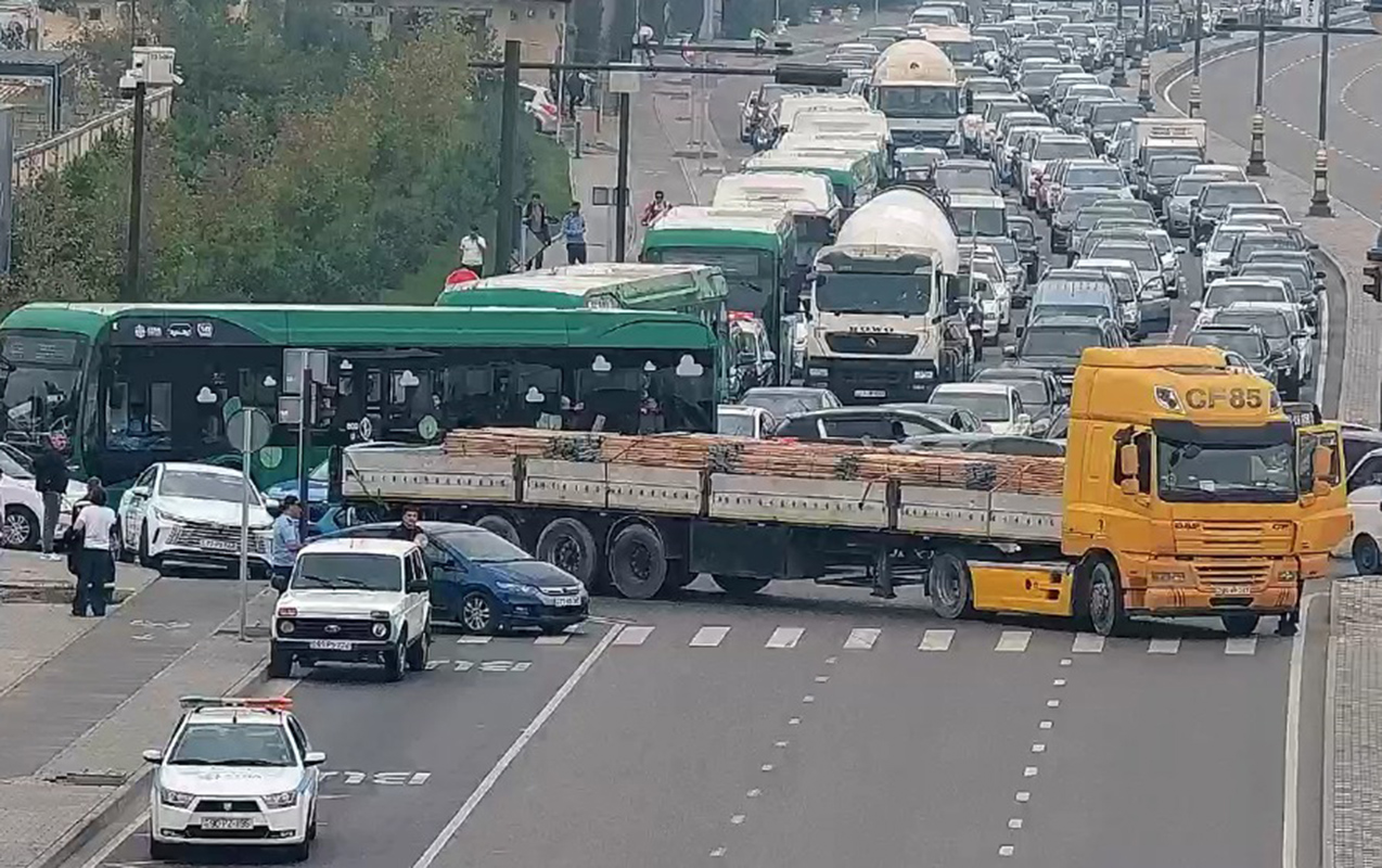 Yük maşını prospektdə hərəkəti iflic etdi - Foto-Yenilənib