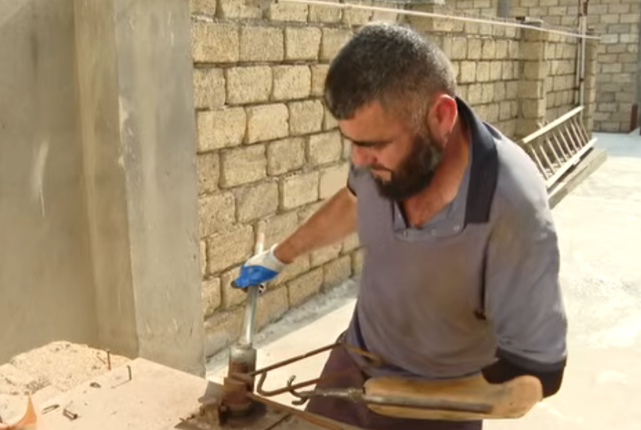 Tək qolu ilə tikintiyə aid hər işi bacarır - Video