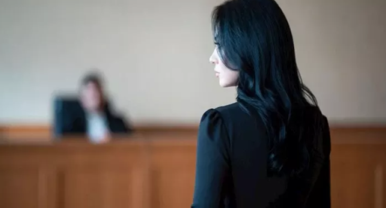 İki uşaq anası Dağüstü parkda sevgilisini qarət etdi 