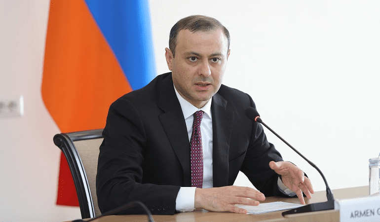 Qriqoryan Paşinyanın onu Qərbə görə işdən çıxardığını iddia edir