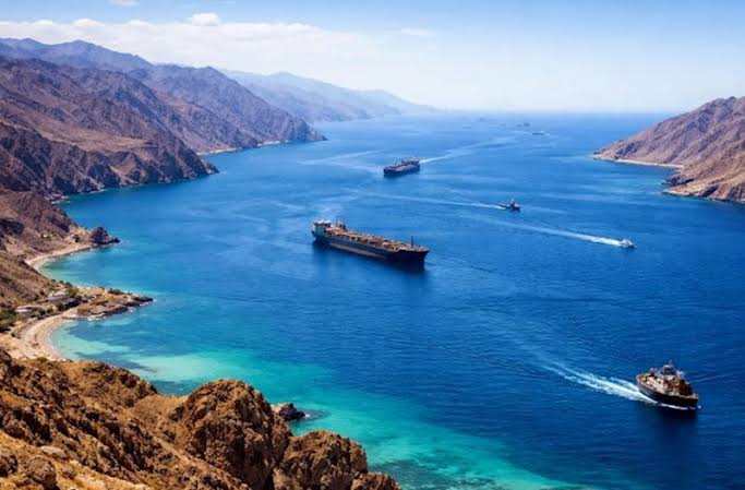 Hörmüz boğazında 3 tanker minaya düşüb