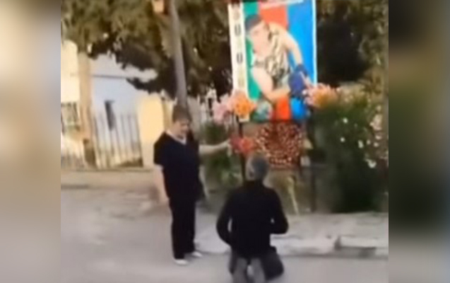 Kişini diz çökdürən şəhid anası ilə bağlı araşdırma aparılır - Foto