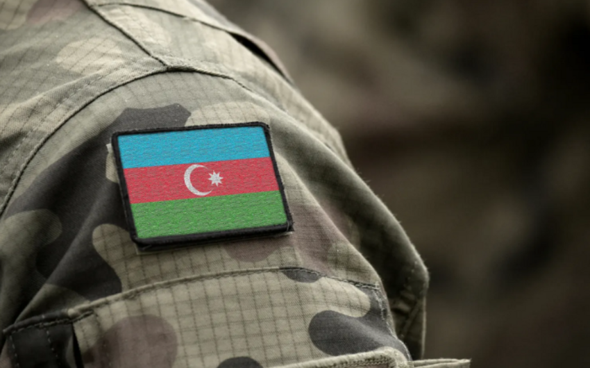 Hərbi xidmətdən ehtiyata buraxılanların geyim formalarını daşıya biləcəyi günlər müəyyyənləşib